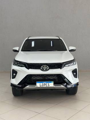 TOYOTA HILUX SW4 2.8 D-4D TURBO DIESEL SRX PLATINUM 7L 4X4 AUTOMÁTICO